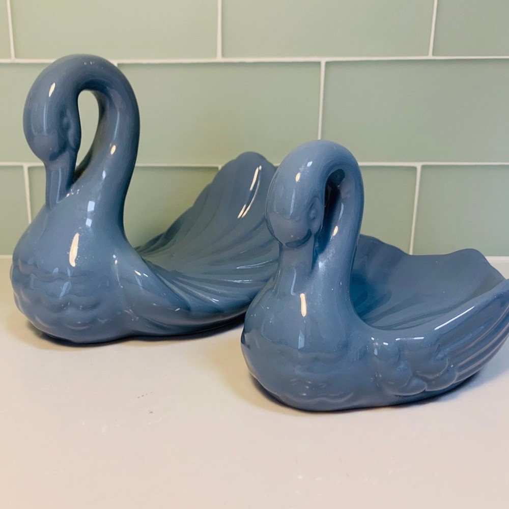 Pair of blue ceramic swan bathroom holders